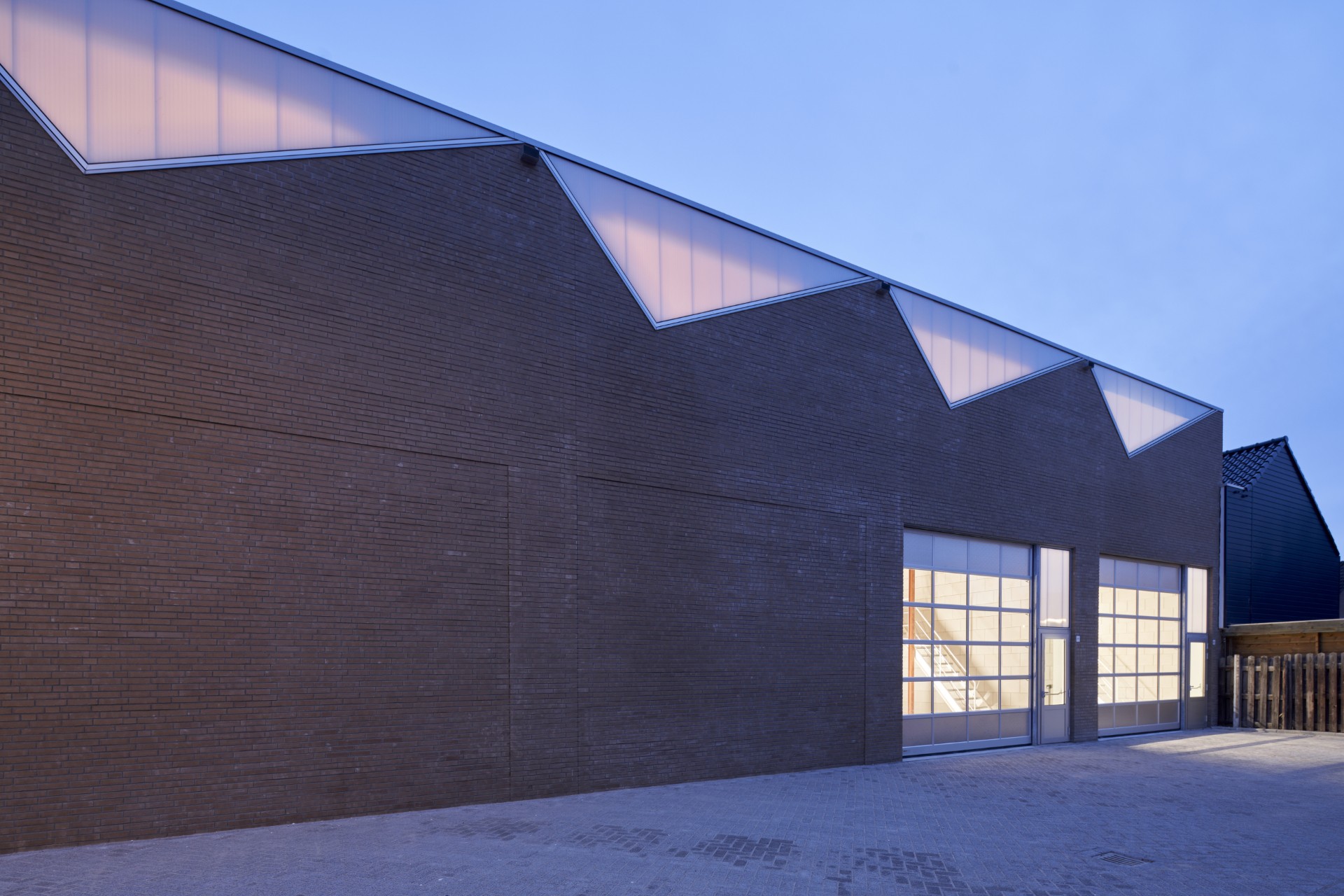 Bedrijfspand_met_symbolische_sheddaken_7 Bedrijfspand_met_symbolische_sheddaken_7.jpg