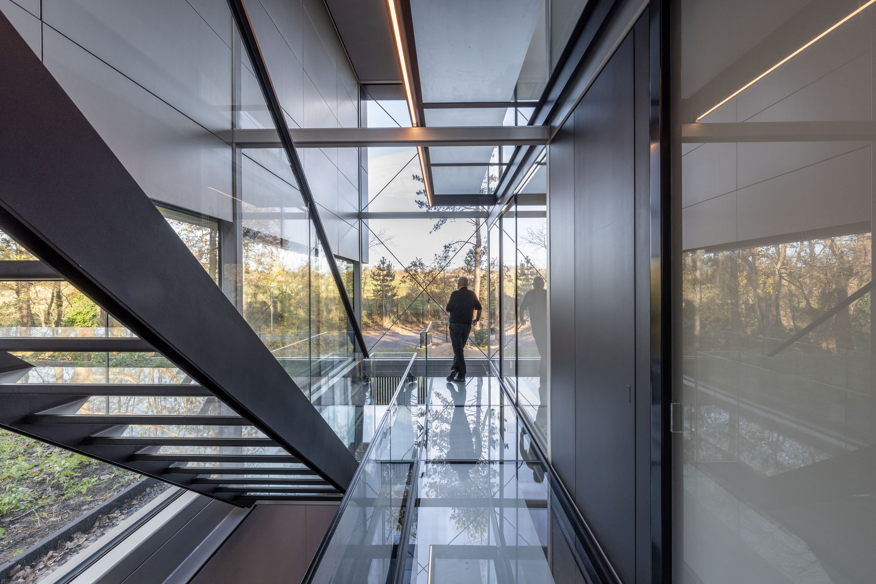 seethrough_hallway_Lucasvanderwee__villa_meijendel