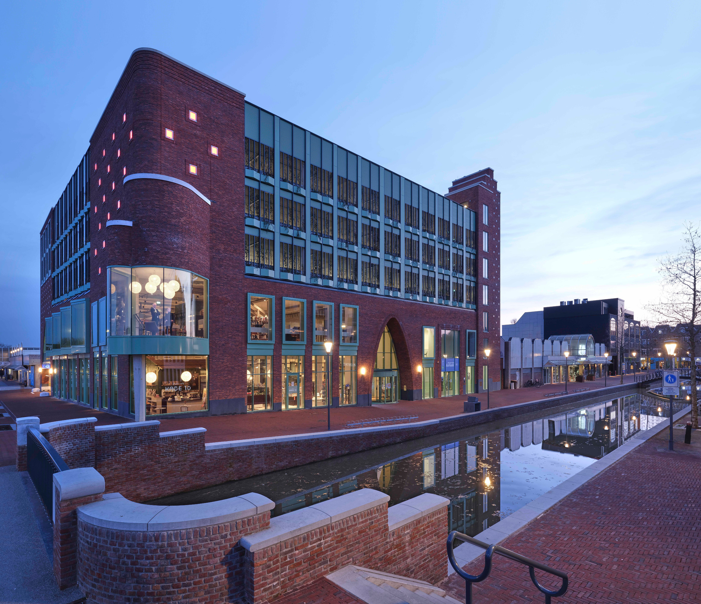 Bibliotheek en parkeergarage, Alphen aan den Rijn - Hoofdfoto