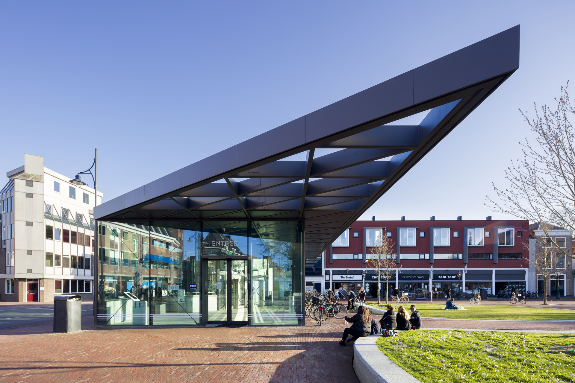 'De Garenmarkt, Leiden': ondergrondse parkeergarage met stadsplein - Hoofdfoto