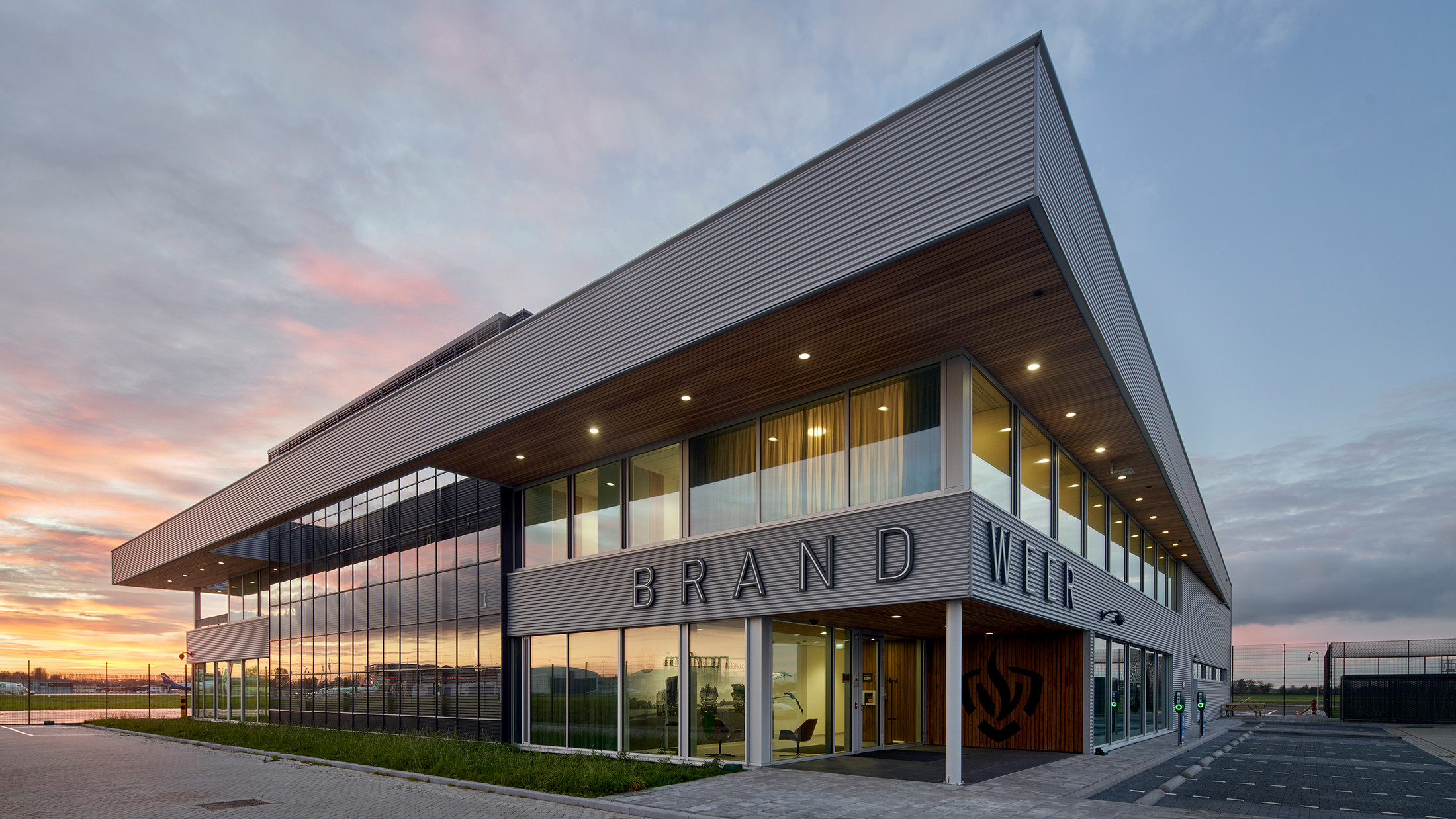 Brandweerkazerne Rotterdam The Hague Airport - Hoofdfoto