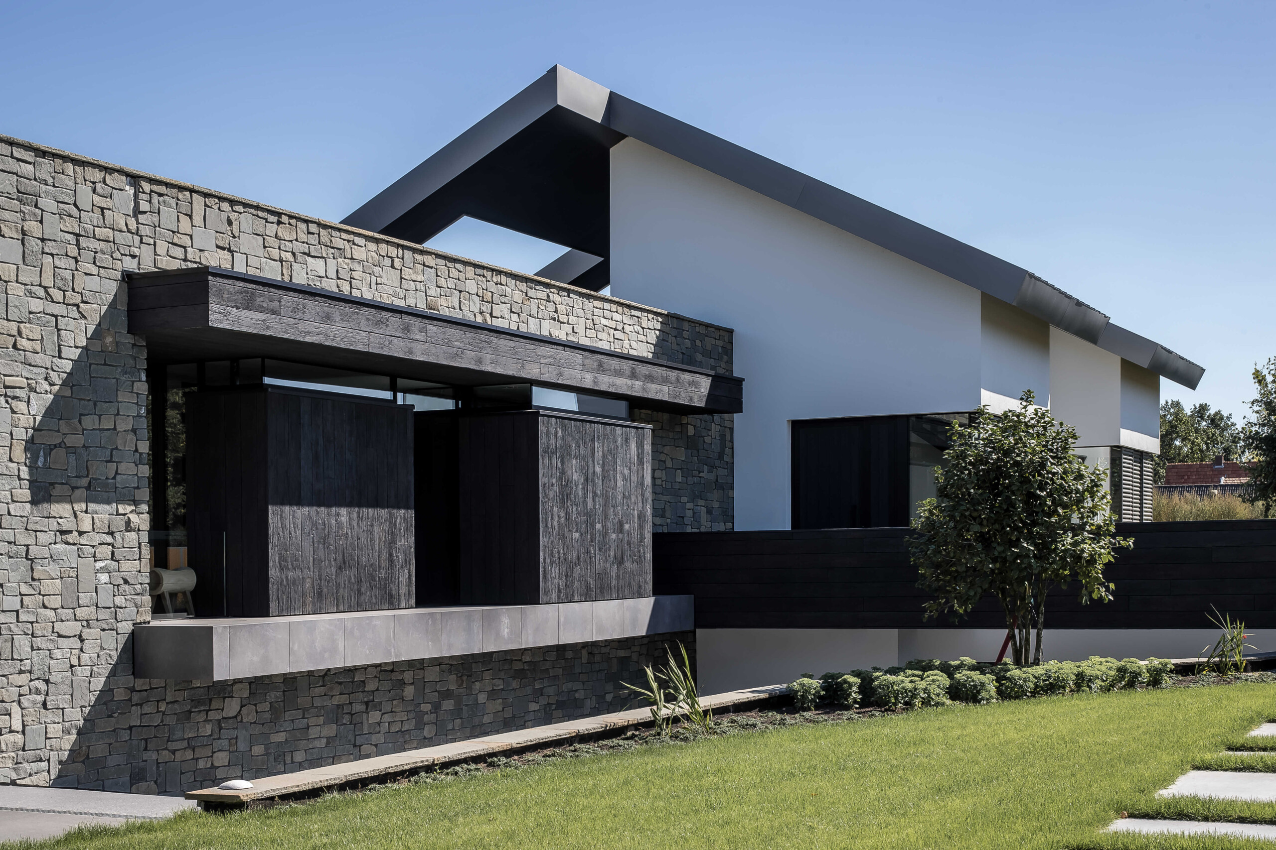 House Around The Wall - Hoofdfoto